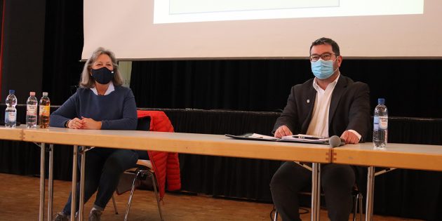 Lampertheims Stadtverordnetenvorsteherin Brigitte Stass und Bürstadts Stadtverordnetenvorsteher Jürgen Eberle bezogen zur interkommunalen Zusammenarbeit Stellung – und äußerten sich dabei auch zur aktuellen Lage rund um Corona. Foto: Benjamin Kloos