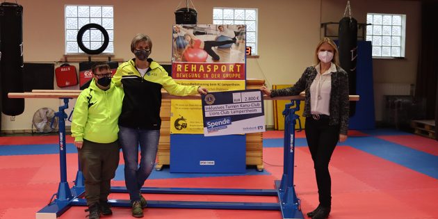 Caroline Wahl, Vize-Präsidentin des Lion Club Lampertheim (r.) überreicht den symbolischen Spendenscheck an Ulrike Gliem (2.v.l.) und deren Tochter Sandra (l.) – der so finanzierte Barren steht bereits in den Räumen des Kanu-Club. Foto: Benjamin Kloos