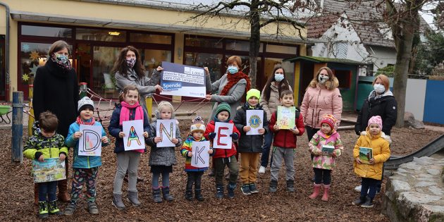 Große Freude: Die Kinder der Kita „Am Graben” bedankten sich beim Lions-Präsidentin Karin Salber für die Unterstützung zur Anschaffung einer Leseecke. Foto: Benjamin Kloos