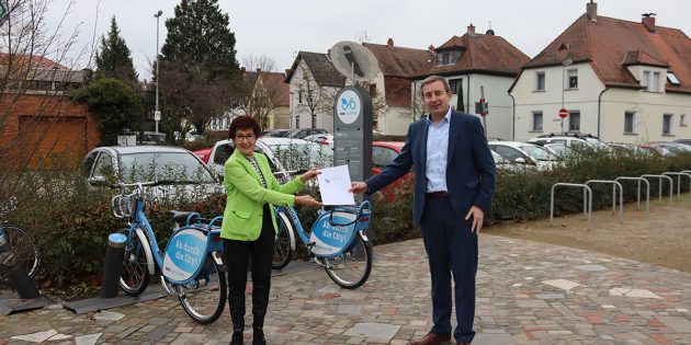 Strahlende Gesichter: Mit der Übergabe des Förderbescheides aus der Infrastrukturkostenhilfe des Landes Hessen für den Stadtbusverkehr durch Verkehrsdezernent Karsten Krug (r.) an Bürgermeisterin Barbara Schader (l.) wird das Angebot des ÖPNV in Bürstadt gestärkt. Foto: Benjamin Kloos 