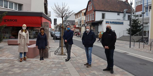 Jetzt ist sie fertig: Die neu gestaltete Nibelungenstraße, die nicht nur optisch überzeugt, sondern vor allem mehr Sicherheit für alle Verkehrsteilnehmer bietet. Foto: Benjamin Kloos