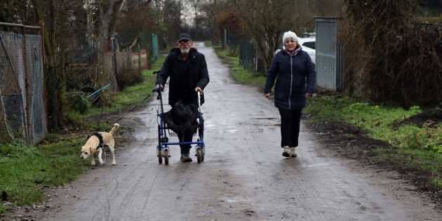 Gerade im Winter und bei regnerischem Wetter ist der Weg zum Einkaufen für Hans-Joachim Seifert sehr beschwerlich – mit Unterstützung von Annegret Lösch sucht er seit einem Jahr dringend eine Wohnung. Wer kann helfen? Foto: Benjamin Kloos