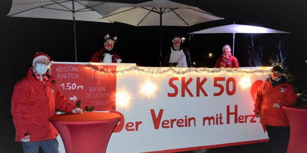 Das Weihnachtsmobil des SKK 50 war am Freitag und Sonntag in Bürstadt, Riedrode und Bobstadt unterwegs. Der Erste Vorsitzende Markus Heiser, Selina Kipfstuhl, Grillmeister Erik Waschitzka, Louisa Wilms und Sitzungspräsident Marcel Kilian (v.l.) hatten die AHA-Regeln stets im Blick. Foto: Petra Gahabka