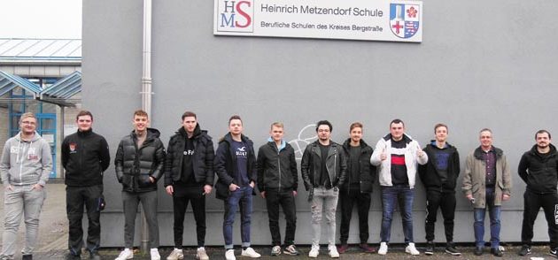Teilnehmer des aktuellen Jahrganges (Prüfung im November 2020) des „Zusatzunterrichts zur Erlangung der Fachhochschulreife“ an der Heinrich-Metzendorf-Schule mit dem zuständigen Koordinator Dirk Marek. Foto: oh