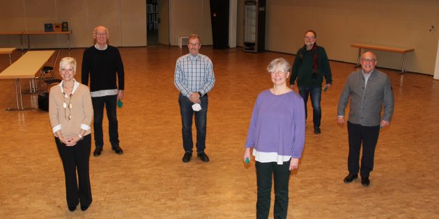 Mit ihrem umfangreichen Wahlprogramm wollen die Grünen in Bürstadt möglichst viele Wähler ansprechen. Von links: Silke Birgit Renz, Erhard Renz, Cyro Klein, Sabine Hofmann, Uwe Metzner und Uwe Koch. Foto: Eva Wiegand 
