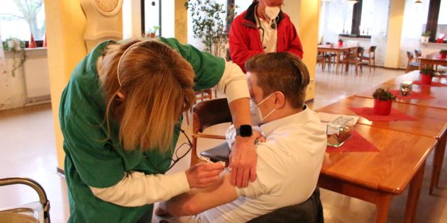 Heimleiter Benedict Pretnar ging mit gutem Beispiel voran und ließ sich als Erster im Altenheim Mariä Verkündigung in Lampertheim impfen. Foto: oh