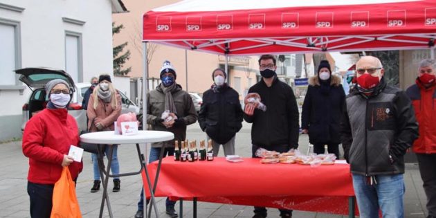 Start der SPD Lampertheim ins neue Jahr mit Gesprächen am Neujahrsinfostand, Sekt und Neujahrsbrezel zum Mitnehmen. Foto: Hannelore Nowacki