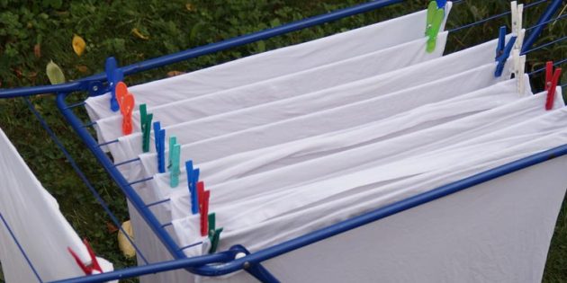 Wird die Wäsche vor dem Aufhängen gut ausgeschlagen und glatt gezogen, kann man anschließend noch Zeit und Strom sparen, weil die meisten Stücke gar nicht mehr gebügelt werden müssen. Foto: NABU Bürstadt