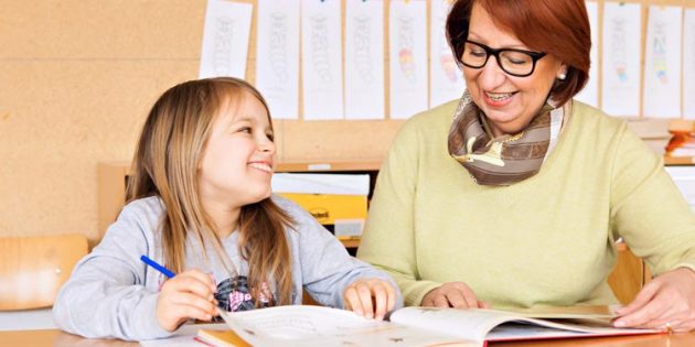 Die Zeit, die Schüler und Paten miteinander verbringen, soll von einem freudigen Miteinander geprägt sein. Damit unterscheidet sich das Angebot der Schülerbetreuung Räuberleiter von der herkömmlichen Nachhilfe. Viel wichtiger ist den Ehrenamtlichen die spielerische Vermittlung von Wissen, die Freude am Lernen und das Aufzeigen von Perspektiven und Möglichkeiten. Foto: Anja Kuhn Photodesign
