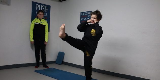 Trainiert mit viel Freude und unter Anleitung von Alexander Busse vom Kanu-Club Kickboxen im eigenen Keller: Alexa Schneibel (r.). Ihr Bruder Felix (l.) absolviert ebenfalls unter Anleitung hier sein Wintertraining. Foto: Benjamin Kloos