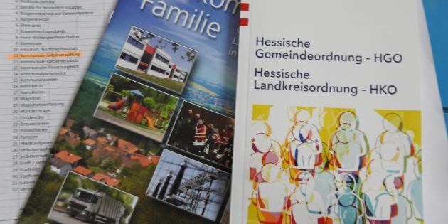 Das „Kommunalpolitische Wörterbuch” der Schülerinnen und Schüler des Litauischen Gymnasiums erklärt anhand wichtiger Begriffe die kommunale Selbstverwaltung. Foto: oh