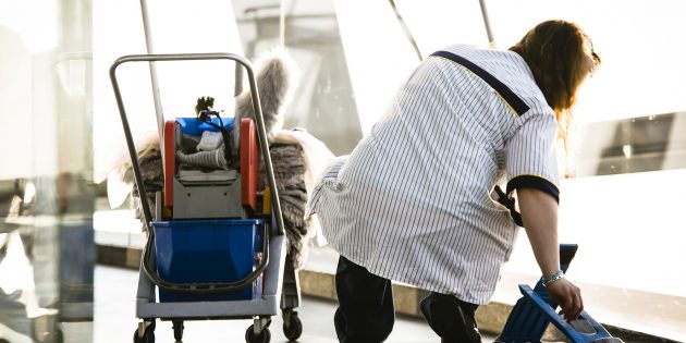 Gebäudereinigerinnen leisten durch ihre Arbeit einen Beitrag gegen die Infektionsgefahr in Betrieben, Büros und Behörden. Dennoch bleiben sie oft auf den Kosten für den eigenen Gesundheitsschutz sitzen, bemängelt die zuständige Gewerkschaft IG BAU. Foto: IG Bau