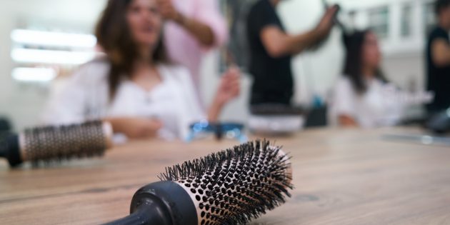 Friseursalons müssen bis 14. Februar geschlossen bleiben – nicht nur finanziell eine harte Geduldsprobe. Doch es gibt auch vereinzelt schwarze Schafe, die von zahlreichen Betreibern von Friseursalons hart kritisiert werden. Foto: www.pixabay.com