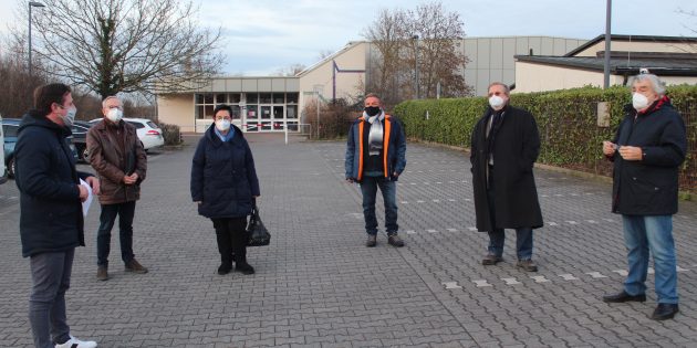 In kleiner Gruppe trafen sich die CDU-Mitglieder an der Altrheinhalle und widmeten sich beim ersten Vor-Ort-Termin dem „Campus Biedensand“ sowie dem Altrhein. Foto: Eva Wiegand