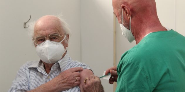 Der Pieks in der Kabine dauert nur wenige Sekunden: Der 91-jährige Hans Ritz aus Bensheim bekommt seine erste Impfung. Foto: Eva Wiegand 