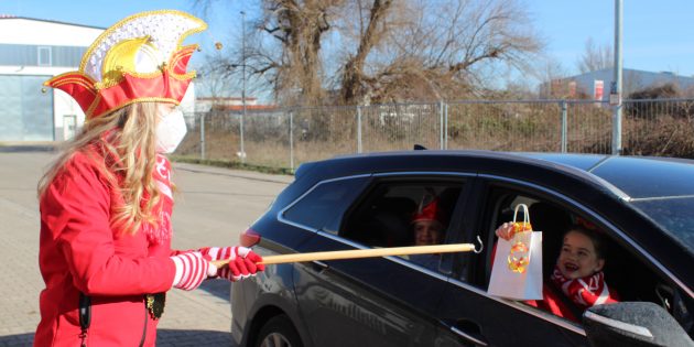 Im Drive-in holte sich der närrische Nachwuchs des SKK am Fastnachtssonntag nach und nach seine Orden bei der Kinder- und Jugendsitzungspräsidentin Louisa Wilms ab. Die Freude war groß und manche kamen mit ihrem Krönchen auf dem Kopf oder gleich in voller Montur. Foto: Eva Wiegand