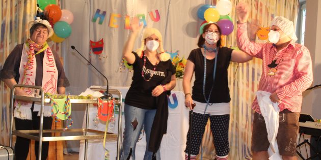 Drei donnernde Helau aus der Kapelle des Dietrich-Bonhoeffer-Hauses: Mit einem bunten Fastnachtsprogramm sorgten Margit Selb, Bianca Hein, Corinna Geist und Stefan Jakob für einen abwechslungsreichen Fastnachtsdienstag für die Bewohner. Foto: Eva Wiegand