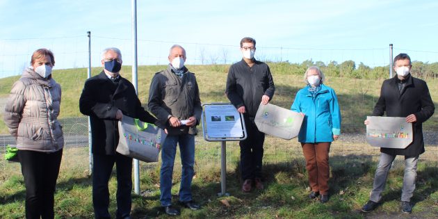 Die Altlastensanierung in Neuschloss hat den Stadtteil und die Kernstadt viele Jahrzehnte beschäftigt. Nun informiert ein neues Schild der Bürgerstiftung über den Sodabuckel. Von links: Elzbieta Liermann, Dieter Goll, Erich Maier, Marius Schmidt, Carola Bihal und Jens Klingler. Foto: Eva Wiegand