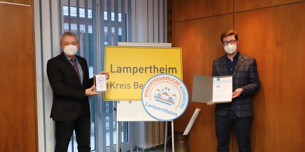 Die Stadt Lampertheim ist „Kinderfreundliche Kommune” – am Montag nahmen Bürgermeister Gottfried Störmer und der Erste Stadtrat Marius Schmidt das Siegel digital in Empfang. Foto: Stadt Lampertheim