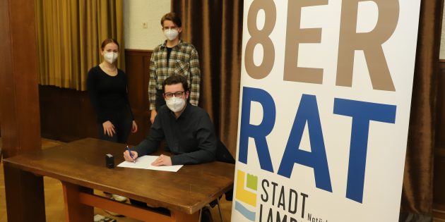 Der Erste Stadtrat Marius Schmidt unterzeichnete im Beisein des Vorsitzenden des Jugendbeirates Arne Jaedke und seiner Stellvertreterin Helen Diehlmann den Vertrag zur Einrichtung des 8er-Rates in Lampertheim. Foto: Stadt Lampertheim