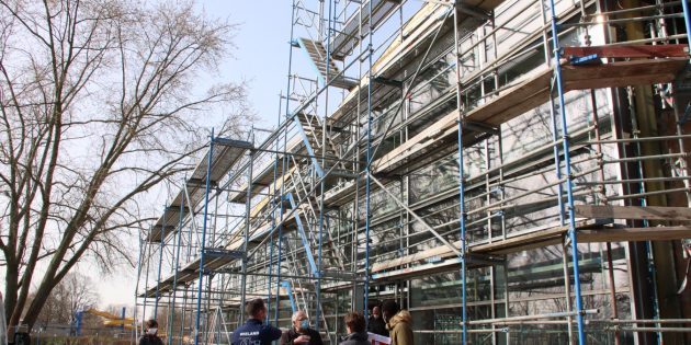 Das Hallenbad ist noch eingerüstet, doch mit Beginn der Hallenbadsaison im September sollen die Besucher im modernisierten Hallenbad wieder freie Bahn haben. Foto: Hannelore Nowacki