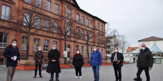 Die CDU-Wahlkämpfer bei ihrer „Vor-Ort-Tour“ auf dem Schillerplatz (von links): Alexander Scholl, Werner Hofmann, Franz Korb, Margareta Hofmann, Marco Knecht, Karl-Heinz Horstfeld und Edwin Stöwesand. Foto: Hannelore Nowacki
