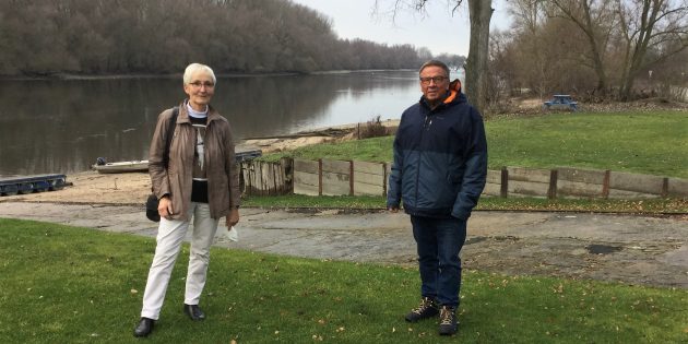Kalle Horstfeld (r.) im Gespräch mit Erika Gabler (l.), Ehrenvorsitzende des Wassersportvereins Lampertheim und Ehrenamtlerin mit Leib und Seele. Foto: oh