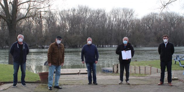 Der WSV und die Kanuakademie freuen sich über die finanzielle Unterstützung der Stadt Lampertheim. Von links: Heiko Kiebel, Hans Schlatter, Bernd Brechenser, Dieter Brechenser und Marius Schmidt. Foto: Eva Wiegand