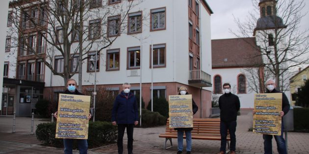 „Wählen gehen. Briefwahl nutzen“. Das Partei übergreifende Lampertheimer Bündnis für Demokratie will mit der Plakatkampagne in Corona-Zeiten zum infektionssicheren Wählen durch Briefwahl motivieren. Im Bild (von links): Franz Korb, Gottfried Störmer, Renate Nagel, Marius Schmidt und Oliver Schmitt. Foto: Hannelore Nowacki 