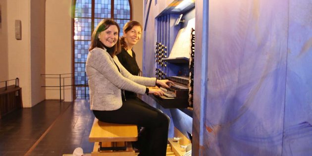 Zwei Abendgottesdienste mit eindrucksvoller musikalischer „Predigt“: Anna Pikulska (vorne) und Kantorin Heike Ittmann spielten die Orgel in der Domkirche gemeinsam „4händig und 4füßig“. Foto: Hannelore Nowacki
