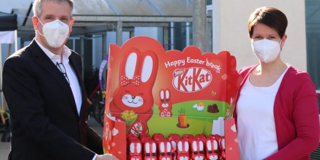 Landrat Christian Engelhardt freut sich über die süße Hilfe in Form von 10.500 Schokoladen-Osterhasen und -Eiern. Foto: Nestlé