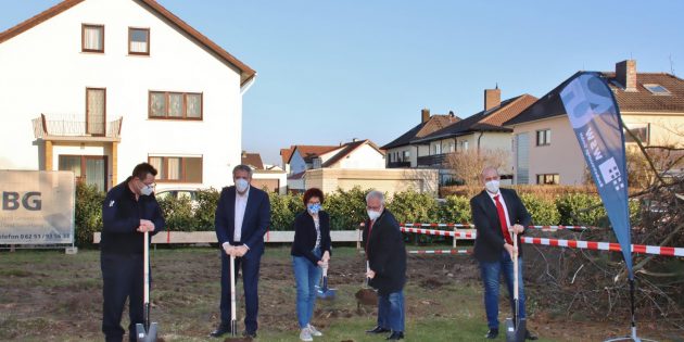 Landrat Christian Engelhardt und Bürgermeisterin Barbara Schader (Mitte), gemeinsam mit Fachbereichsleiter Rettungsdienst Jörg Oberkinkhaus vom Kreis Bergstraße (links), DRK-Kreisverbandsvorsitzender Arno Gutsche und DRK-Kreisverbandsgeschäftsführer Christian Keilmann rammten ihren Spaten beherzt in die schwere Erde. Foto: Hannelore Nowacki