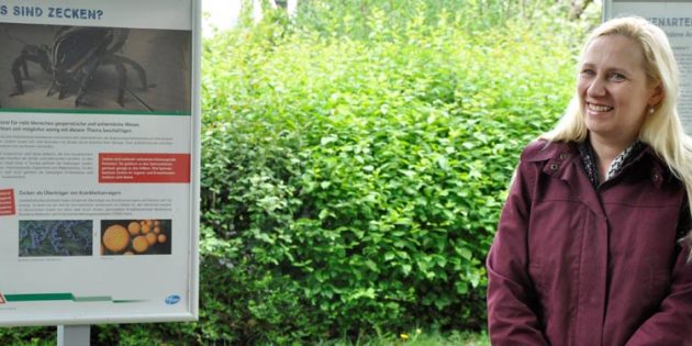 Gesundheitsdezernentin Diana Stolz bei der Eröffnung der Outdoor-Ausstellung zum Thema Zecken und FSME in der Fürther Erholungsanlage Steinbachwiesen im Jahr 2019. 