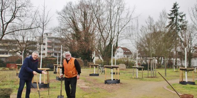 Anpacken mit den Händen, so macht es den Rotariern Spaß, wie Edgar Exle (rechts) und Gottfried Störmer beim Einpflanzen des jungen Walnussbäumchens vorführten. Foto: Hannelore Nowacki