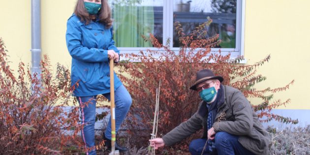 Der Startschuss für die Pflanzaktion der Grünen in den Kindergärten von Lampertheim ist in Neuschloß gefallen. Dort pflanzten Iris Henkelmann und Jürgen Meyer die ersten Johannisbeersträucher mit Unterstützung der Technischen Betriebsdienste. Foto: Eva Wiegand