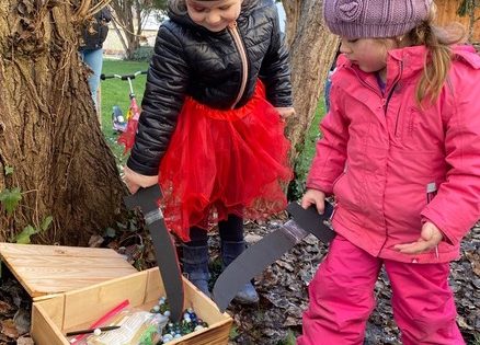 Piratin Emma und Freundin Sophie am Ziel. Foto: oh