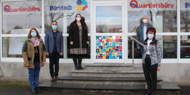 „WIR im Quartier…HIER!“: Barbara Schader, Oliver Haberer, Stefanie Reis, Abdalla Gdoura, und Gerasimoula Grigoraki (v.r.) freuen sich auf die Eröffnung des Quartierbüros. Foto: oh