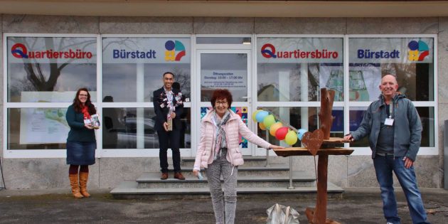 Immer dienstags von 10 bis 17 Uhr ist das Quartiersbüro am Beethovenplatz geöffnet. An der Eröffnung im kleinen Kreis unter Coronabedingungen nahmen Bürgermeisterin Barbara Schader (vorne), Stefanie Reis, Abdalla Gdoura und Oliver Haberer teil. Foto: Hannelore Nowacki