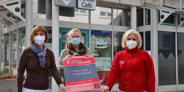 Kostenlos und schnell testen lassen – das ist ab Samstag, 27. März, nach Anmeldung im Schiller-Café möglich. Das Corona-Testzentrum ist eine Initiative der Apothekerinnen Sibylle Fath (links) und Jutta von Amende (rechts). Die personelle Koordination im Schichtbetrieb leistet Marion Schmitt. Foto: Hannelore Nowacki