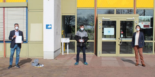 David Weiß hat für den Regionalwettbewerb „Jugend forscht“ eine Kamera entwickelt, die es Einsatzkräften ermöglicht, Fahrzeuge, die den Rettungsweg behindern, automatisch aufzuzeichnen und zur Anzeige zu bringen. Lehrer Marco Knecht und Schulleiterin Weimar-Ekdur sind stolz auf ihren Schüler und sein erfolgreiches Projekt. Foto: Eva Wiegand