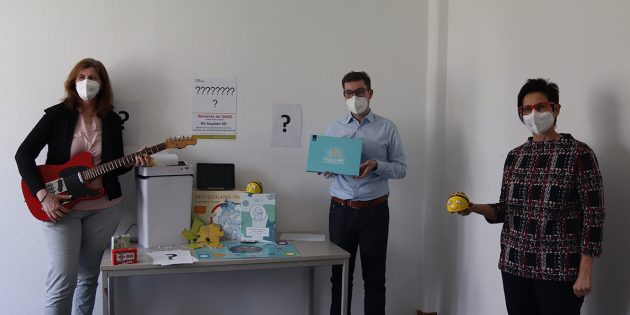 Möchten mit der „Bücherei der Dinge” die Angebotsvielfalt der Stadtbücherei Lampertheim bereichern: Barbara Burkard, der Erste Stadtrat Marius Schmidt und Susanne Camus (v.r.). Foto: Benjamin Kloos