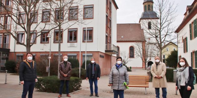 Bei ihrer „Vor-Ort-Tour“ machten die CDU-Wahlkämpfer am Donnerstagnachmittag auf dem auf dem Europaplatz mit Blick auf das Stadthaus Station. Eine moderne Kommunalpolitik mit Bürgerbeteiligung stand im Mittelpunkt. Im Bild (von links): Alexander Scholl, Werner Hofmann, Karl-Heinz Horstfeld, Margareta Hofmann, Franz Korb und die 23-jährige Julia Hinz, die zum ersten Mal für den Ortsbeirat Hofheim und die Stadtverordnetenversammlung kandidiert. Foto: Hannelore Nowacki