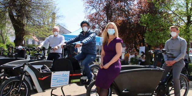 Im Kreis Bergstraße steht die Nahmobilität mit E-Antrieb im Focus (im Bild von links): Klimamanager Reiner Pfuhl, Landrat Christian Engelhardt, Abteilungsleiterin Grundsatz- und Kreisentwicklung Corinna Simeth und Sachbearbeiter Manuel Jobi. Foto: Hannelore Nowacki