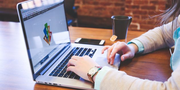 Durch das Programm „BiWi – Bildung trifft Wirtschaft” bietet die Volkshochschule in Zusammenarbeit mit dem Stadtmarketing 18 Seminare für Lampertheimer Unternehmen und deren Mitarbeiter*innen an – viele davon digital. Foto: www.pixabay.com