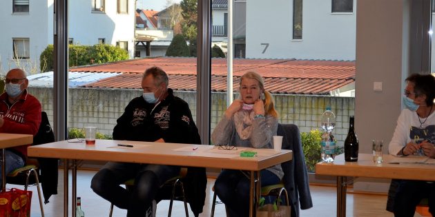 Eine sehr emotionale Entscheidung: Bei der Jahreshauptversammlung sprachen sich die Mitglieder einstimmig für die Auflösung der Egerländer Gmoi Hofheim aus. Foto: Petra Gahabka