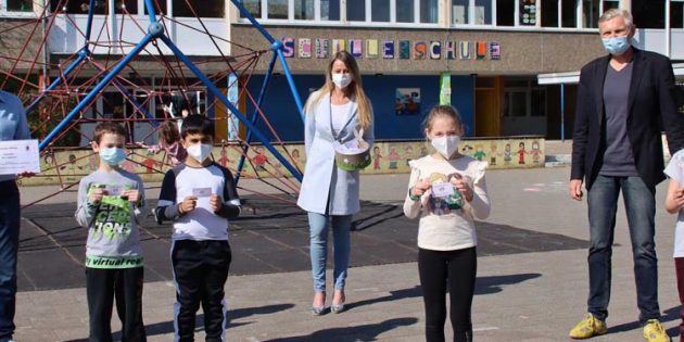 650 Eisgutscheine hatten Michael Kirchner (links) und Sandra Schüttler, Inhaber des Immobilienshops Ried, für die Kinder der Schillerschule mitgebracht. Rektor Torsten Wiechmann (rechts) hat die Verteilung noch vor Beginn der Osterferien organisiert. Foto: Hannelore Nowacki