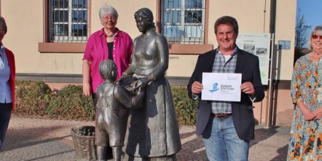 Der neue Vorstand der Bürgerstiftung (von links): Priska Winkler, Gisela Gibtner, Roland Woll und Irmgard Morys. Alexander Scholl war verhindert. Die Gurkenfrau mit Kind und Gurkenkorb vor dem Rathaus ist seit 29. Juni 2014 das neue Bibliser Wahrzeichen. Bürger hatten für diesen Zweck an die Bürgerstiftung gespendet. Foto: Hannelore Nowacki  