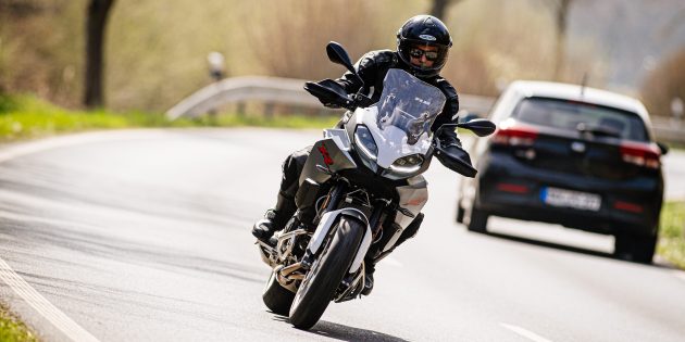 Rat von Fahrtechnikprofi Roger Dötenbier: Zu Saisonbeginn sollten Motorradfahrer besonders vorsichtig fahren. Foto: ADAC Hessen-Thüringen e.V./Steve Bauerschmidt