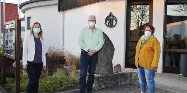 Ortsvorsteher Helmut Dietz eingerahmt von seiner Vorgängerin Kirstin Garb (links) und Stellvertreterin Edith Appel-Thomas (rechts). Foto: Hannelore Nowacki