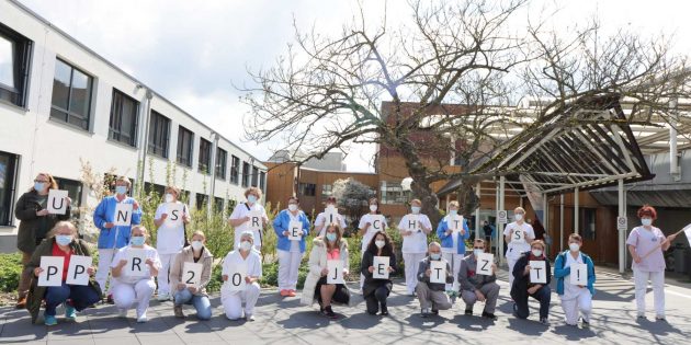 Beschäftigte des Kreiskrankenhauses Bergstraße forderten bei ihrer Foto-Aktion mit dem Slogan „UNS REICHTS, HERR SPAHN“ und „PPR 2.0 JETZT!“ eine bedarfsgerechte Personalausstattung. Foto: Hannelore Nowacki